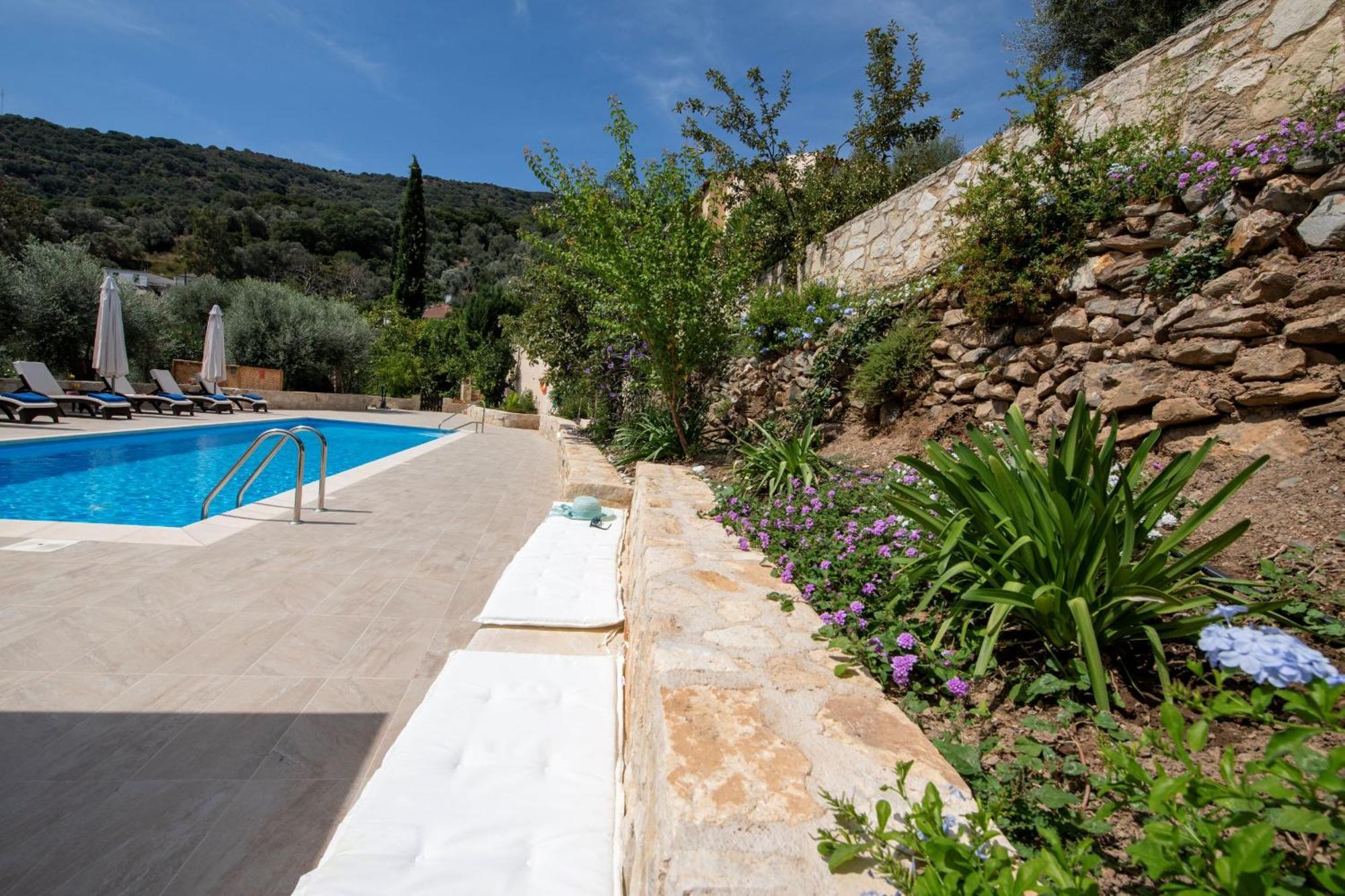 Serenity River Villa Palaiochora Bagian luar foto
