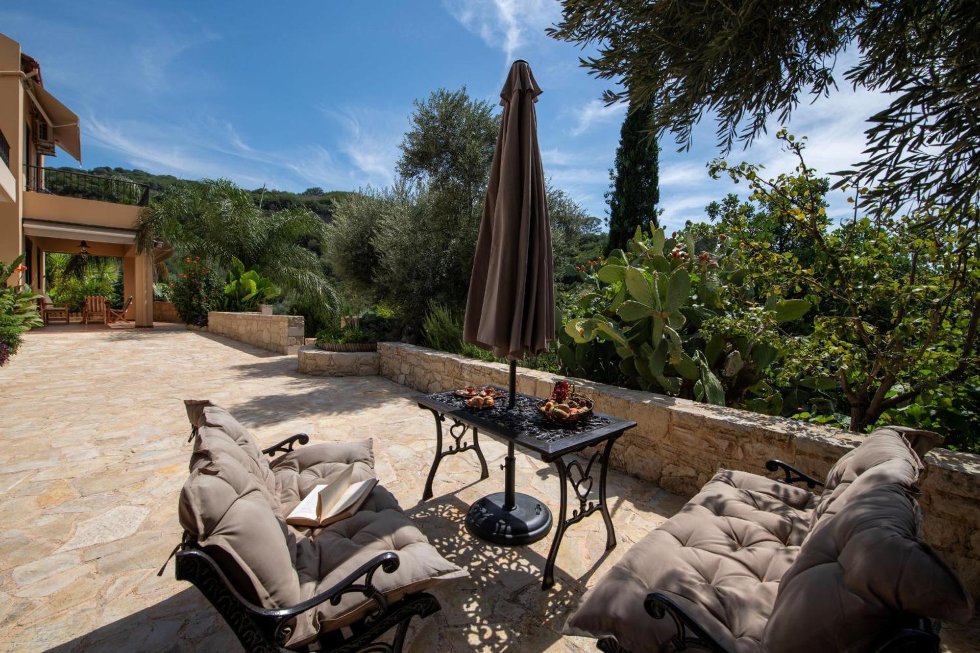 Serenity River Villa Palaiochora Bagian luar foto